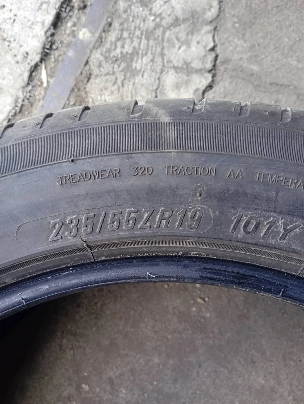 Гуми Летни 235/45R19, снимка 5 - Гуми и джанти - 54559465