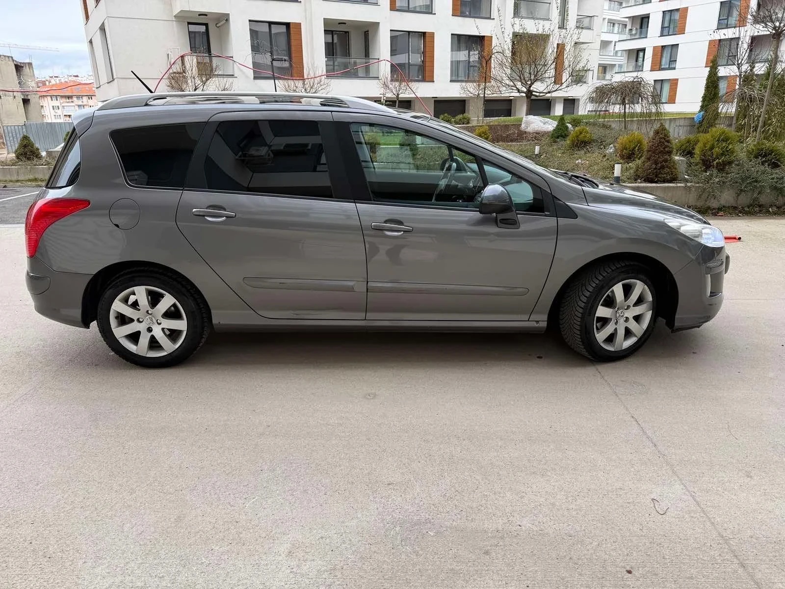 Peugeot 308 SW 1.6HDI 109кс* 6ск* НАВИ* ПАНОРАМА* ОБСЛУЖЕНА* *, снимка 8 - Автомобили и джипове - 54698362