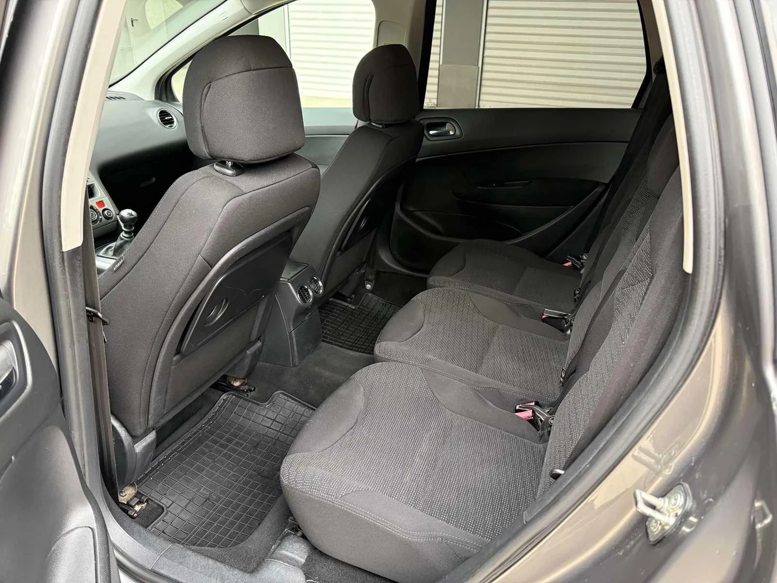Peugeot 308 SW 1.6HDI 109кс* 6ск* НАВИ* ПАНОРАМА* ОБСЛУЖЕНА* *, снимка 15 - Автомобили и джипове - 54698362