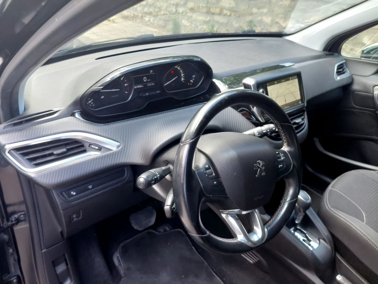 Peugeot 208 1.2 i Avtomat, снимка 11 - Автомобили и джипове - 54971845