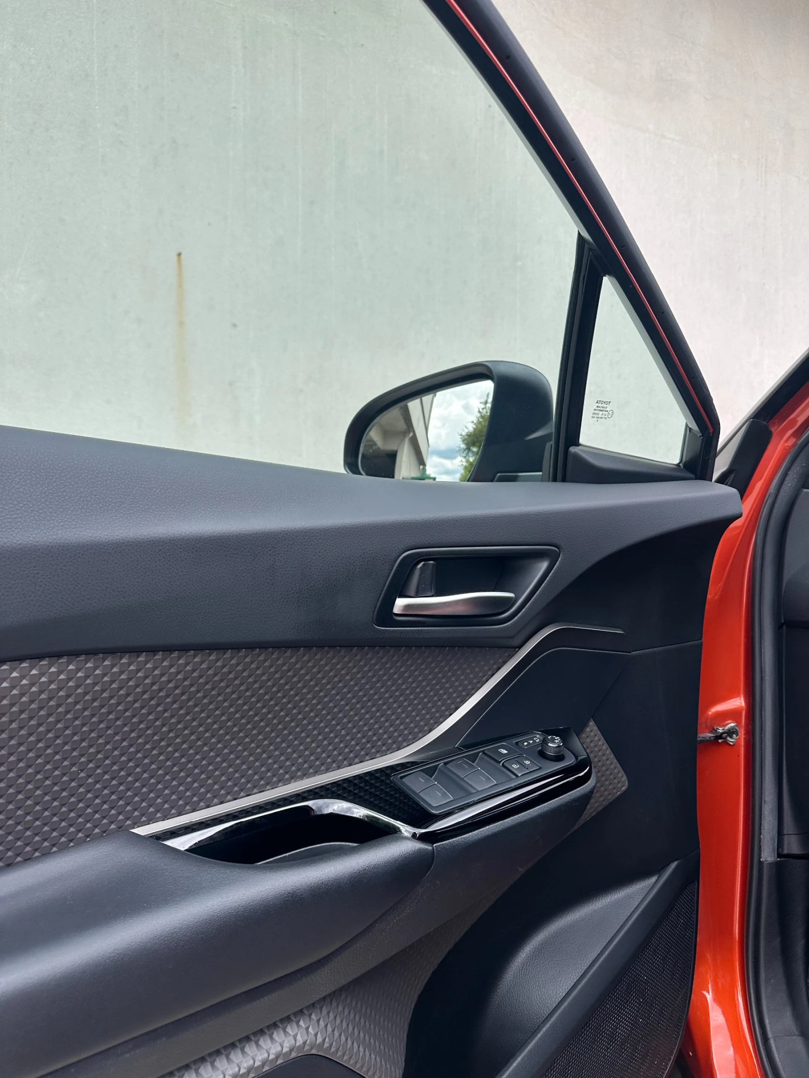 Toyota C-HR 2.0 Hybrid e-CVT Facelift в ГАРАНЦИЯ - изображение 5