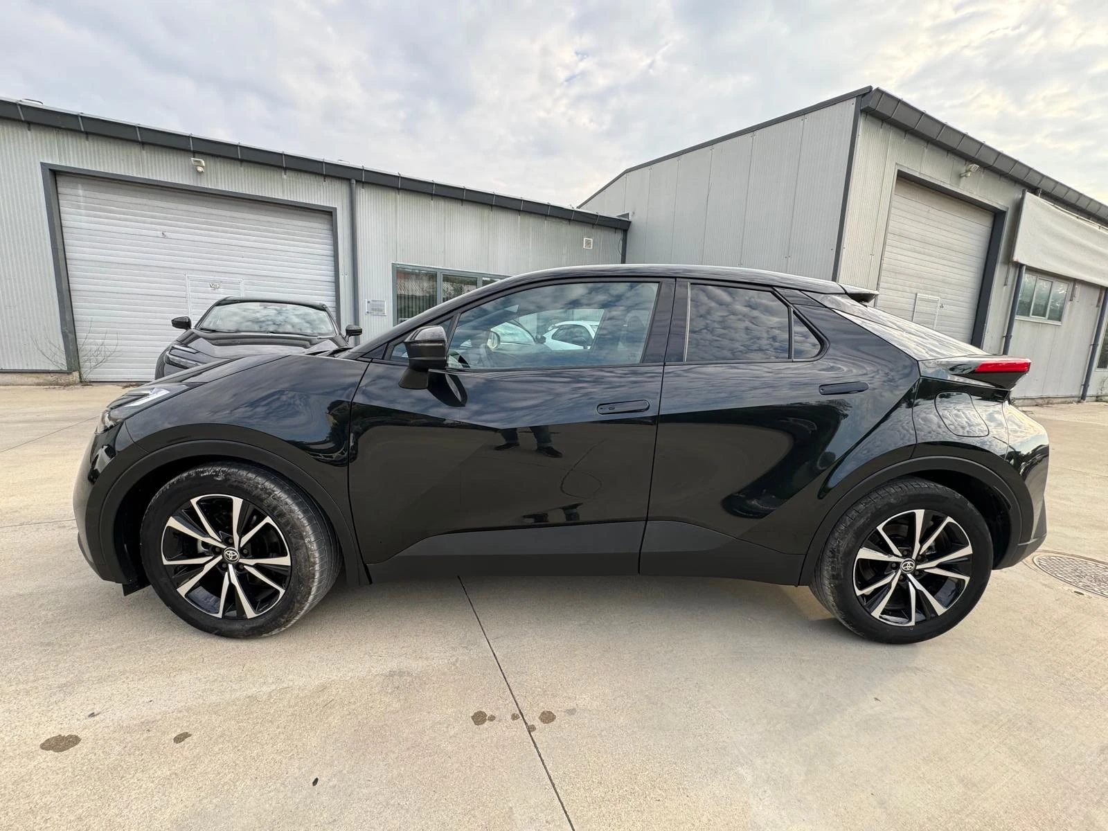 Toyota C-HR HYBRID 1.8, снимка 2 - Автомобили и джипове - 54821612