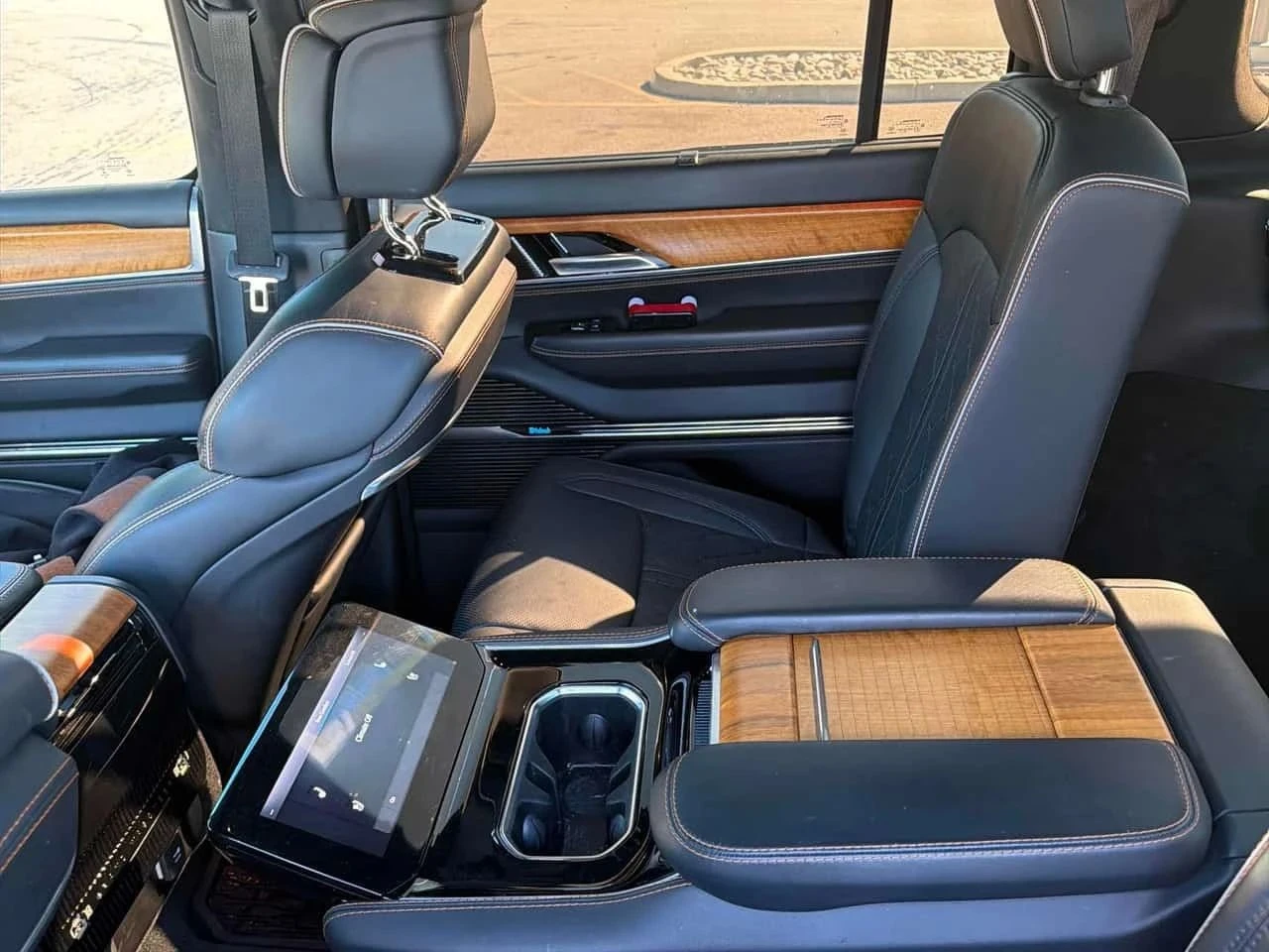 Jeep Grand Wagoneer, снимка 10 - Автомобили и джипове - 56689319