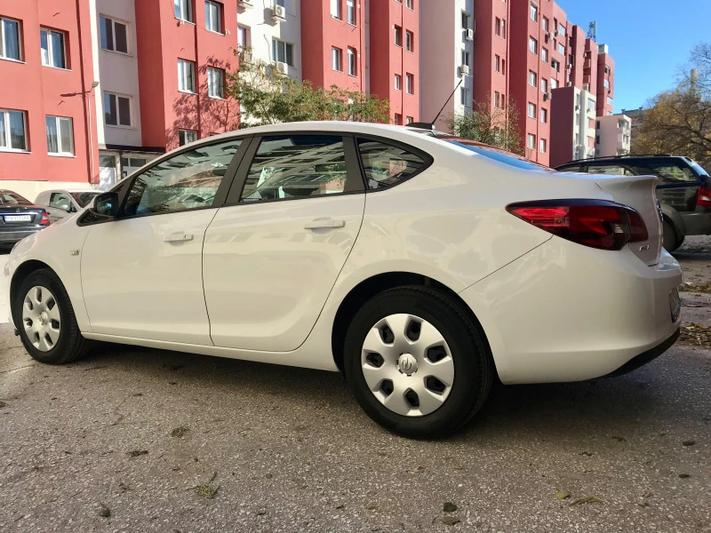 Opel Astra Sedan 1.6 diesel 110ph CDTI 6ск.133000км.РЕАЛНИ!!!, снимка 3 - Автомобили и джипове - 46723922