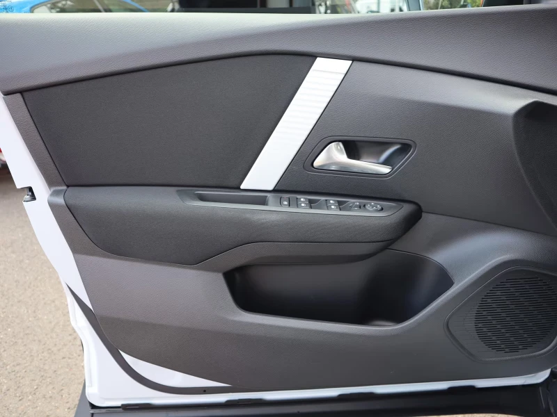 Citroen C4 НОВ!/1.2HEV/145HP/FACE/LED/CAM/NAVI/CPLAY/560g, снимка 13 - Автомобили и джипове - 52330924