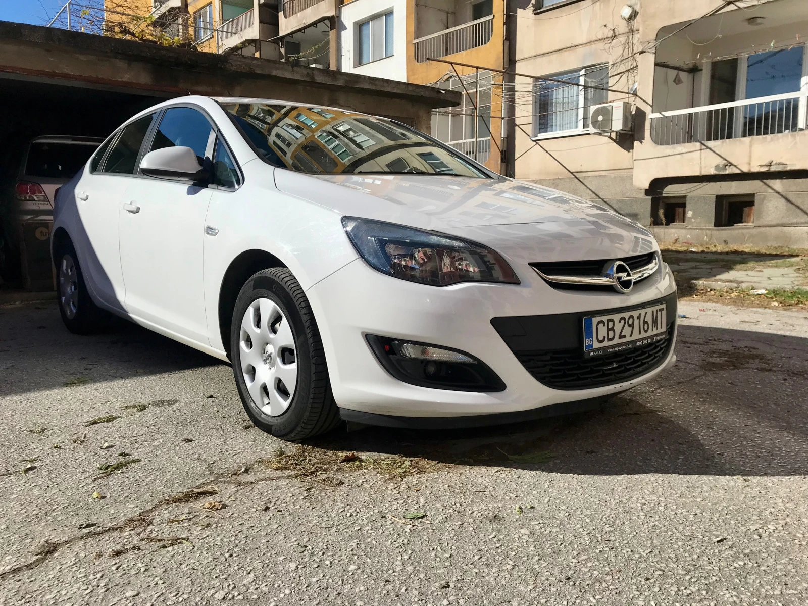 Opel Astra Sedan 1.6 diesel 110ph CDTI 6ск.133000км.РЕАЛНИ!!! - изображение 2