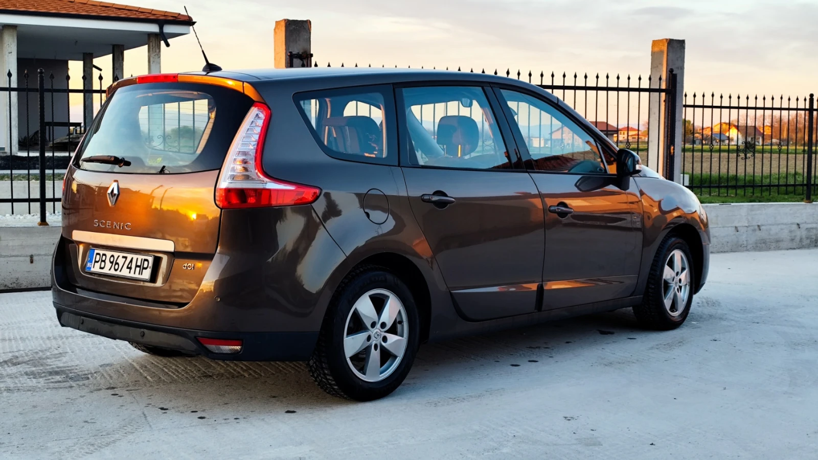 Renault Grand scenic 1.5 dci 110кс, снимка 4 - Автомобили и джипове - 54115518