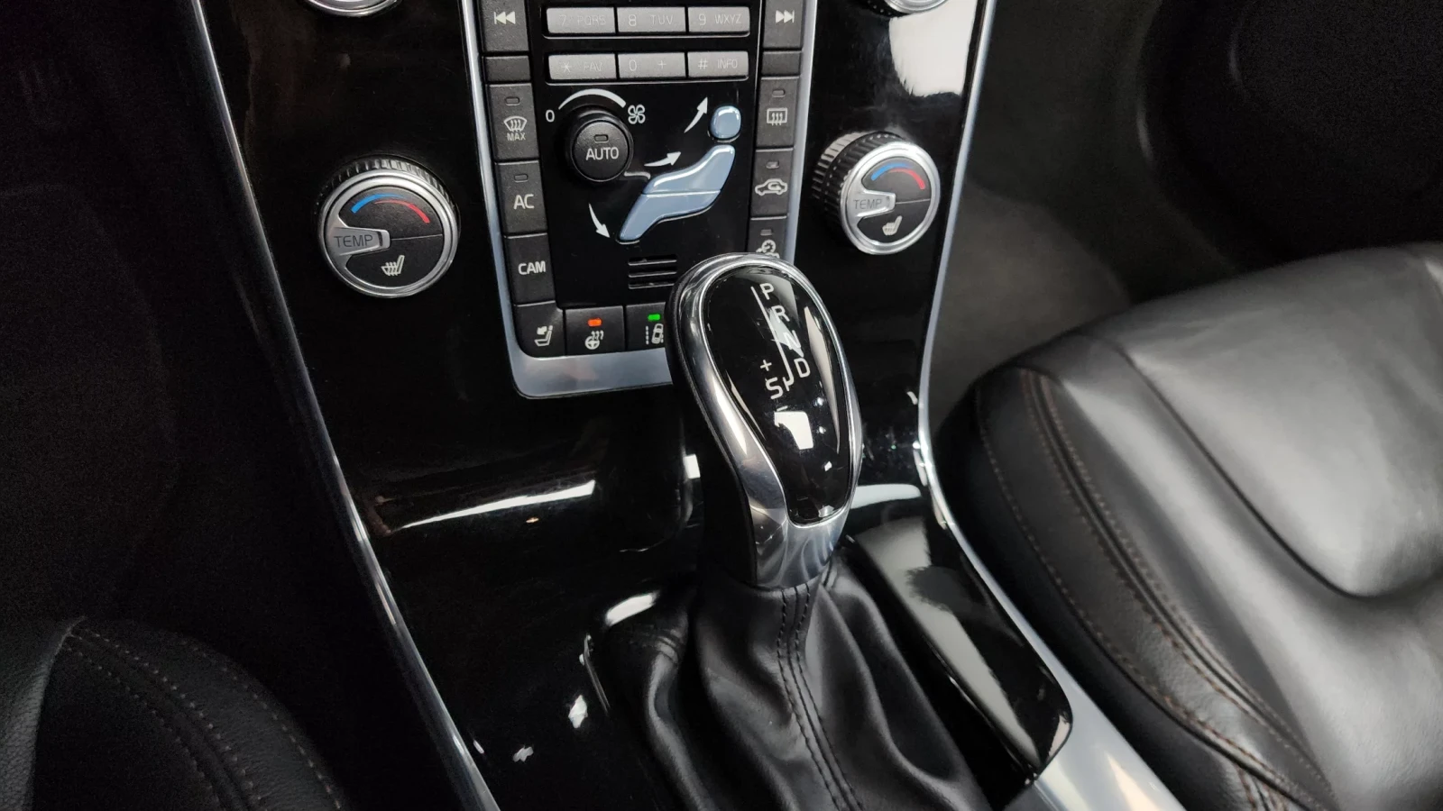 Volvo V60 Cross Country T5 AWD, снимка 8 - Автомобили и джипове - 54789991
