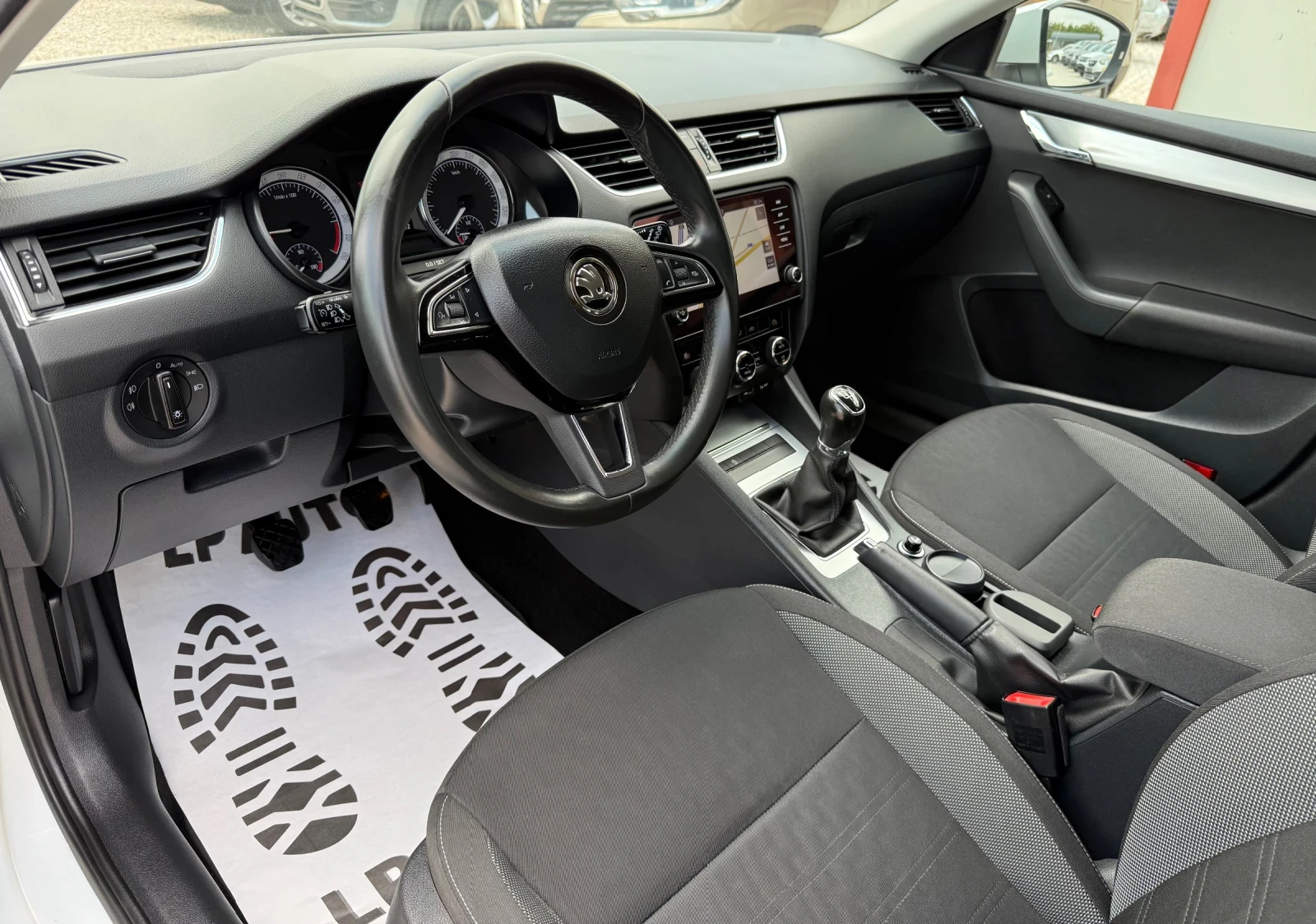 Skoda Octavia 1.6TDI* 116k.c* LED* NAVI* TOP* СЕРВИЗНА ИСТОРИЯ, снимка 6 - Автомобили и джипове - 55326072
