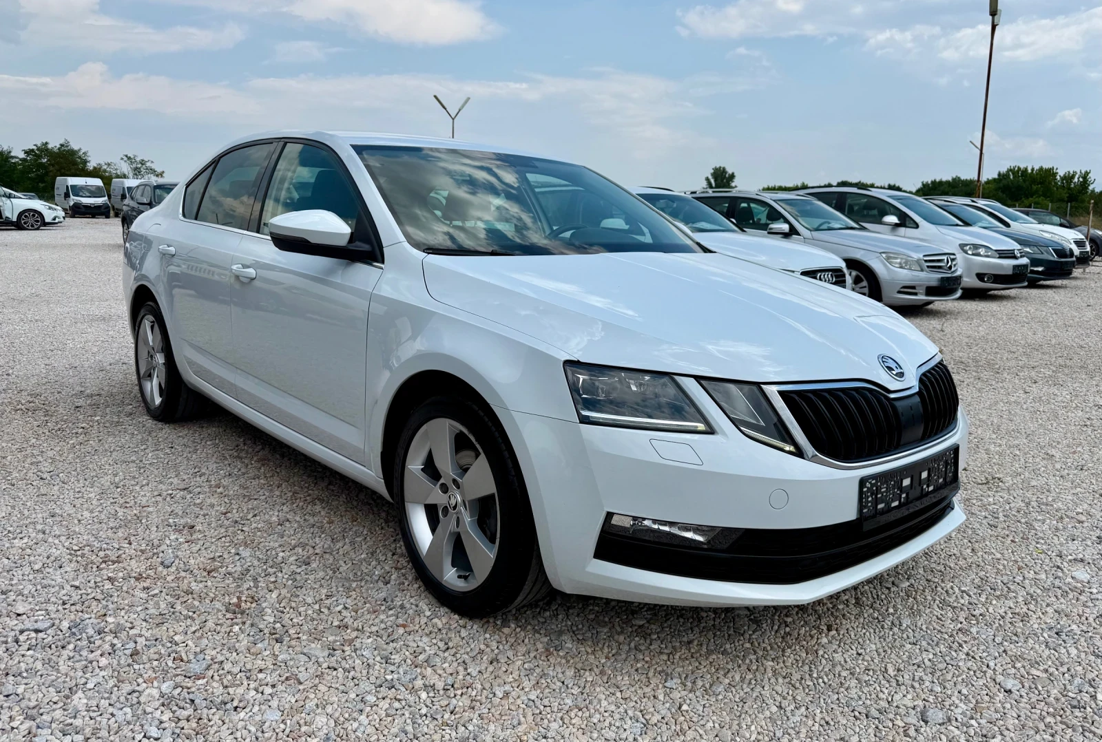 Skoda Octavia 1.6TDI* 116k.c* LED* NAVI* TOP* СЕРВИЗНА ИСТОРИЯ, снимка 2 - Автомобили и джипове - 55326072