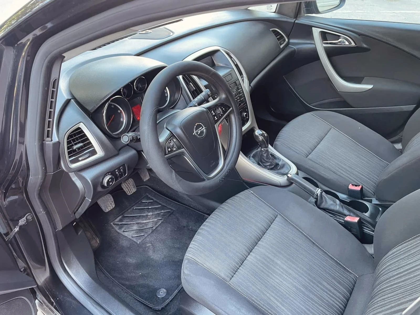 Opel Astra 1.7 CDTI, снимка 10 - Автомобили и джипове - 55597647