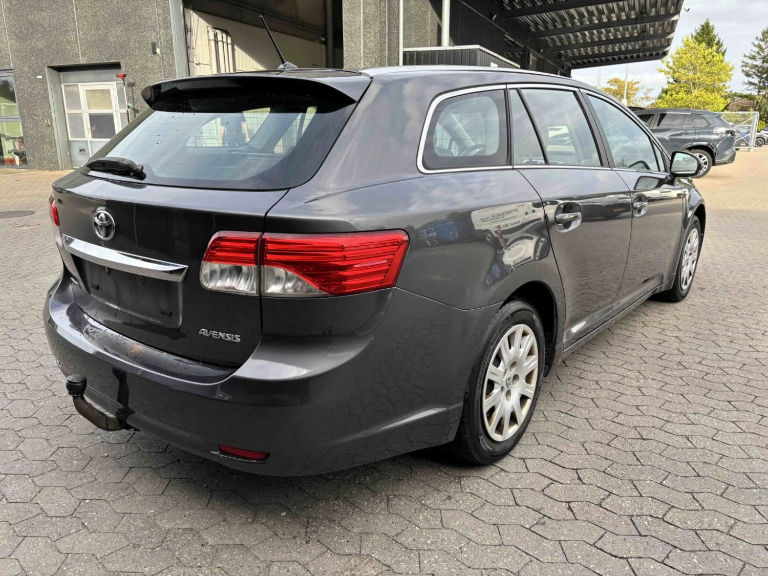 Toyota Avensis 1.8 Бензин, снимка 2 - Автомобили и джипове - 56114046