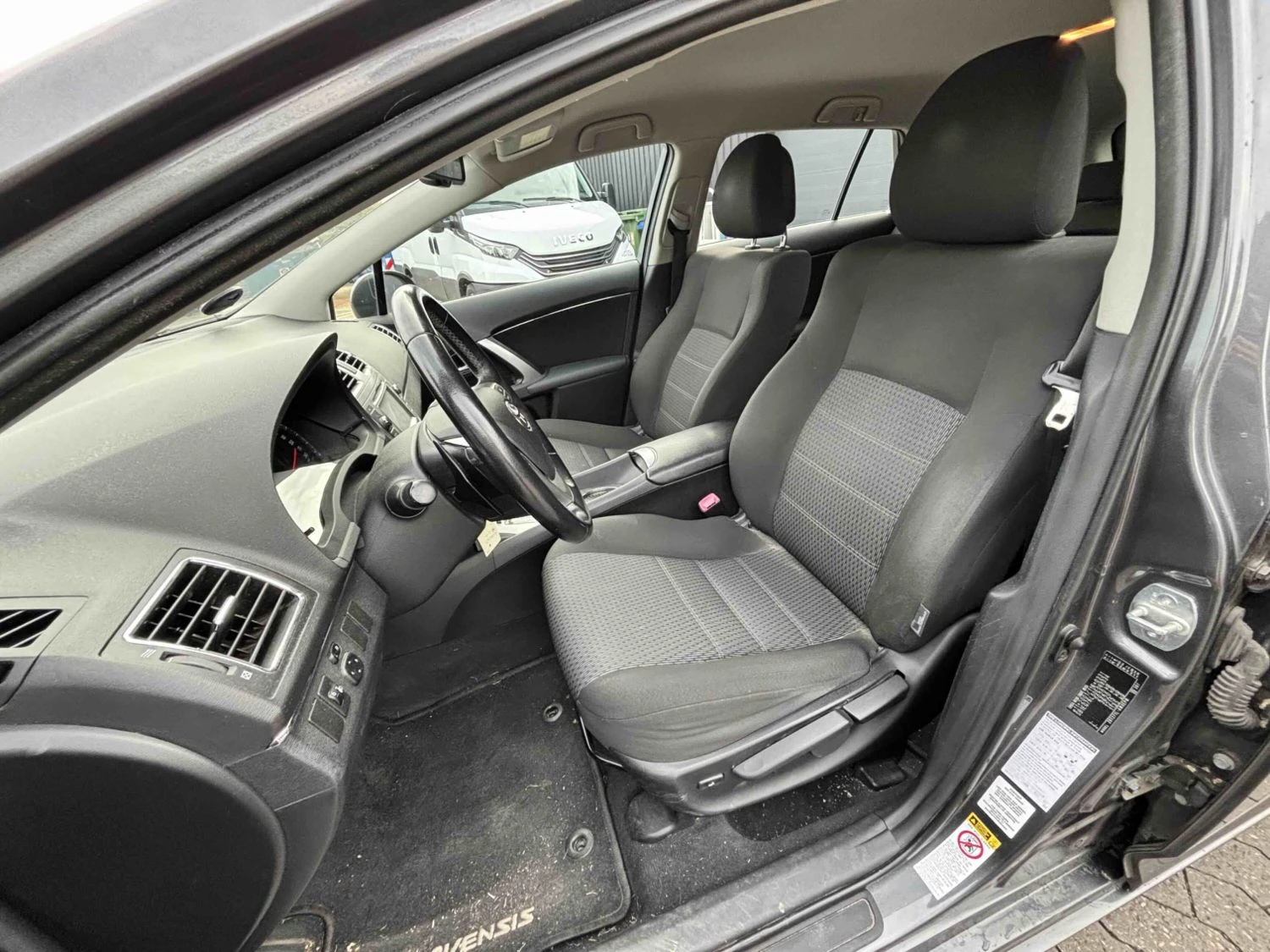Toyota Avensis 1.8 Бензин, снимка 8 - Автомобили и джипове - 56114046