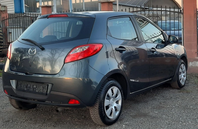 Mazda 2 1.3i, снимка 4 - Автомобили и джипове - 49273044