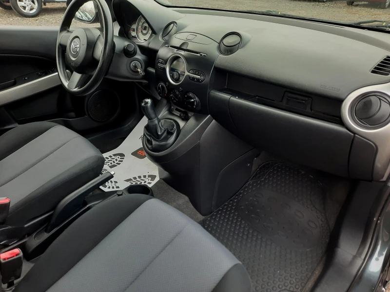 Mazda 2 1.3i, снимка 11 - Автомобили и джипове - 49273044