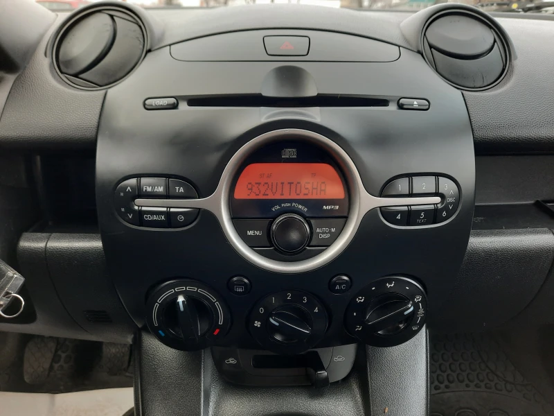 Mazda 2 1.3i, снимка 13 - Автомобили и джипове - 49273044