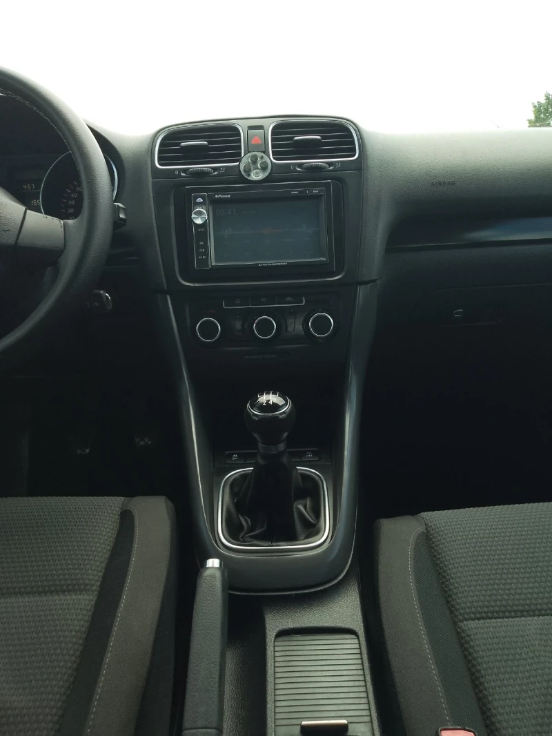 VW Golf 1.6tdi 105cv. ПЕРФЕКТЕН , снимка 9 - Автомобили и джипове - 50442463