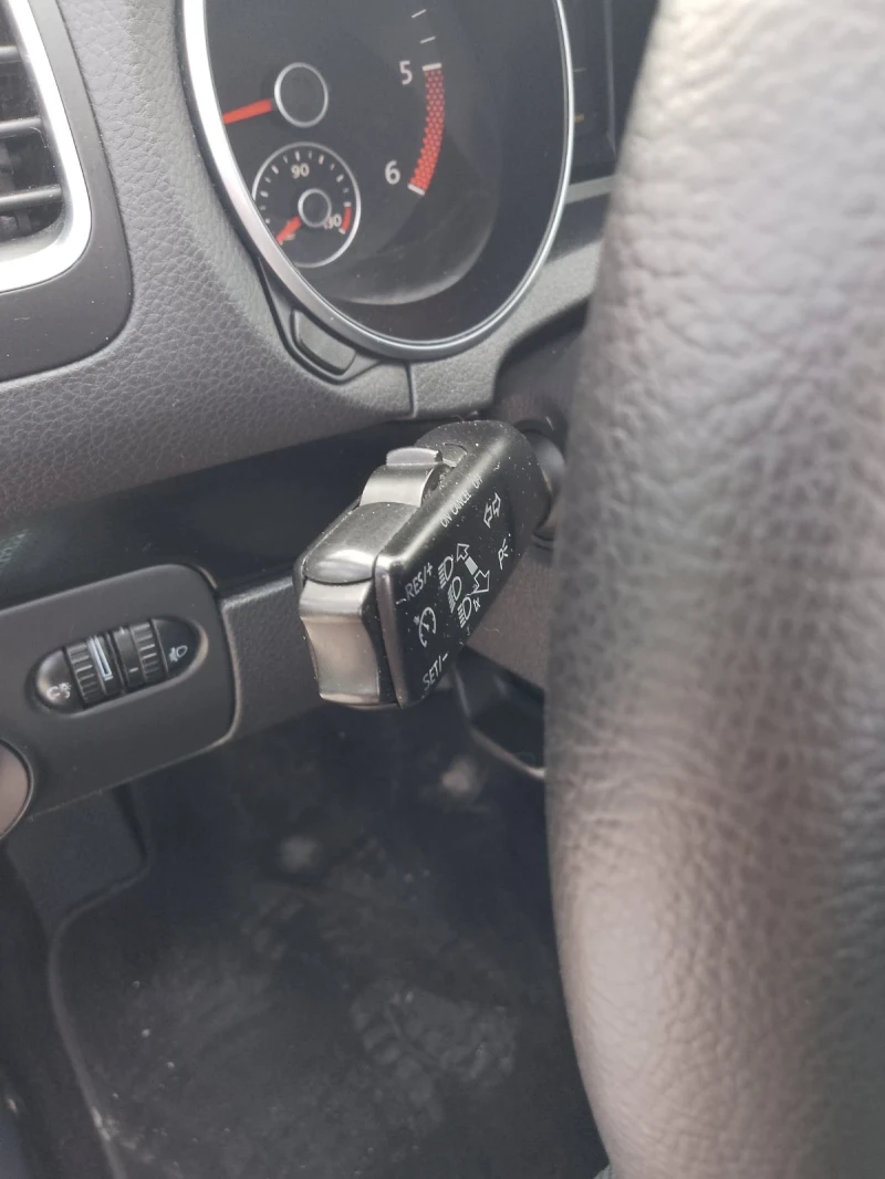 VW Golf 1.6tdi 105cv. ПЕРФЕКТЕН , снимка 13 - Автомобили и джипове - 50442463