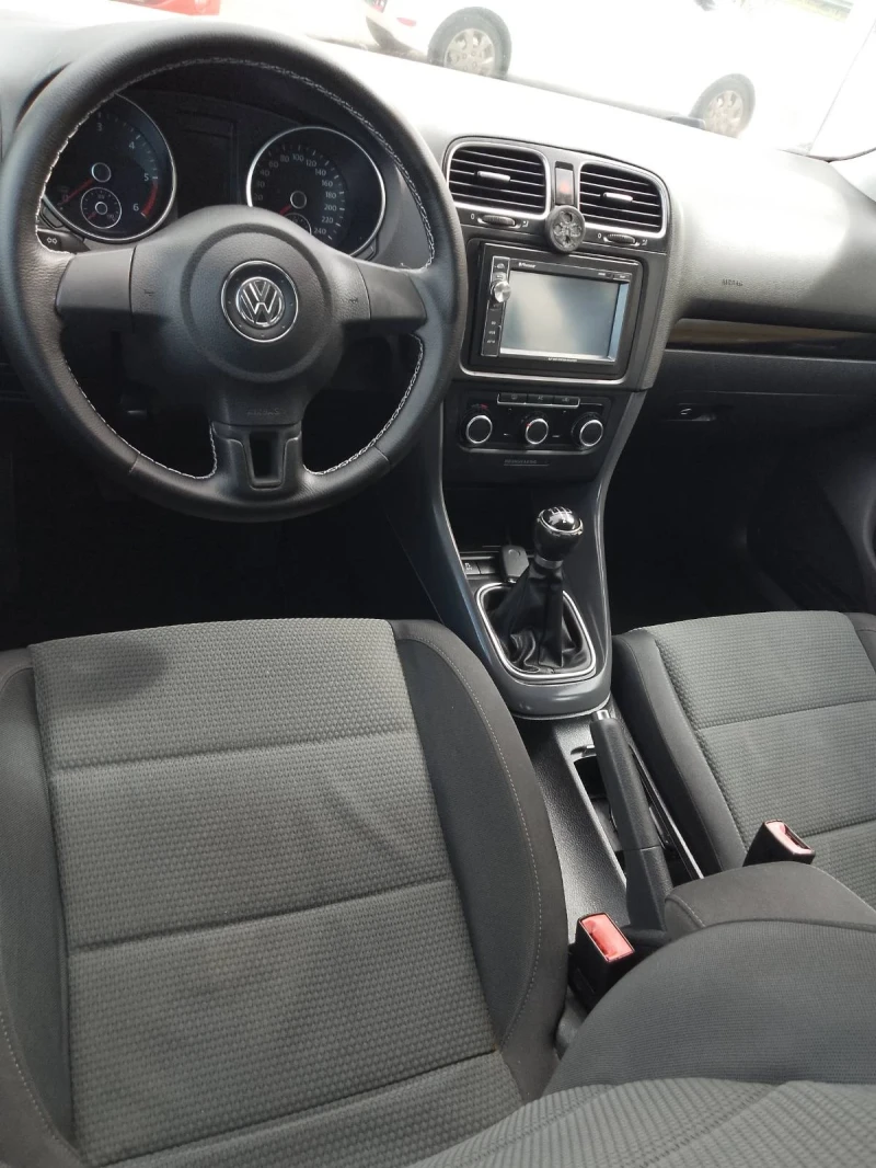 VW Golf 1.6tdi 105cv. ПЕРФЕКТЕН , снимка 11 - Автомобили и джипове - 50442463