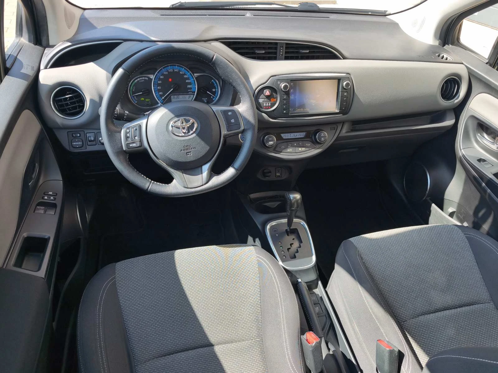 Toyota Yaris 1.5 HYBRID ACTIVE, снимка 5 - Автомобили и джипове - 53607906