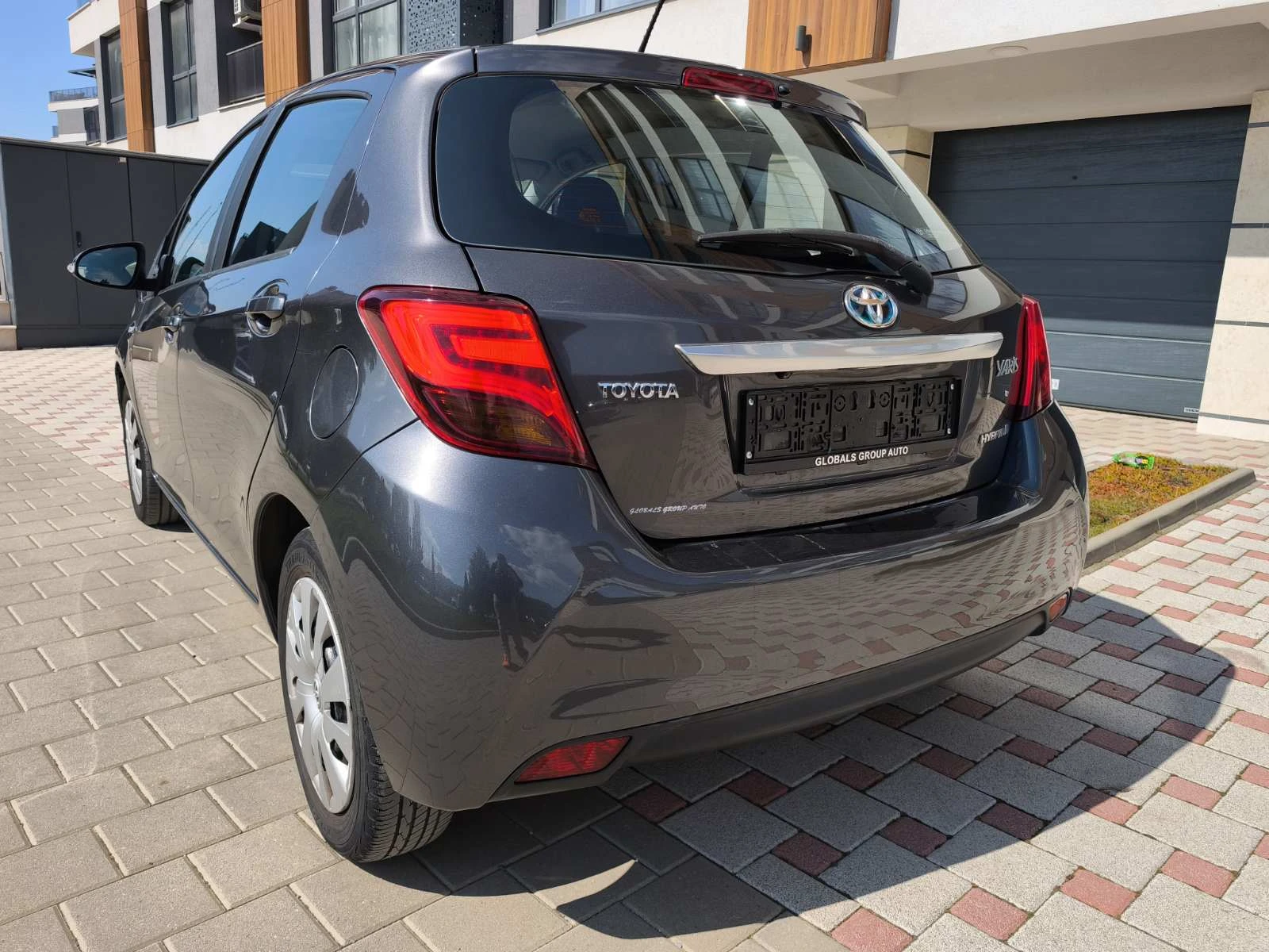 Toyota Yaris 1.5 HYBRID ACTIVE, снимка 12 - Автомобили и джипове - 53607906
