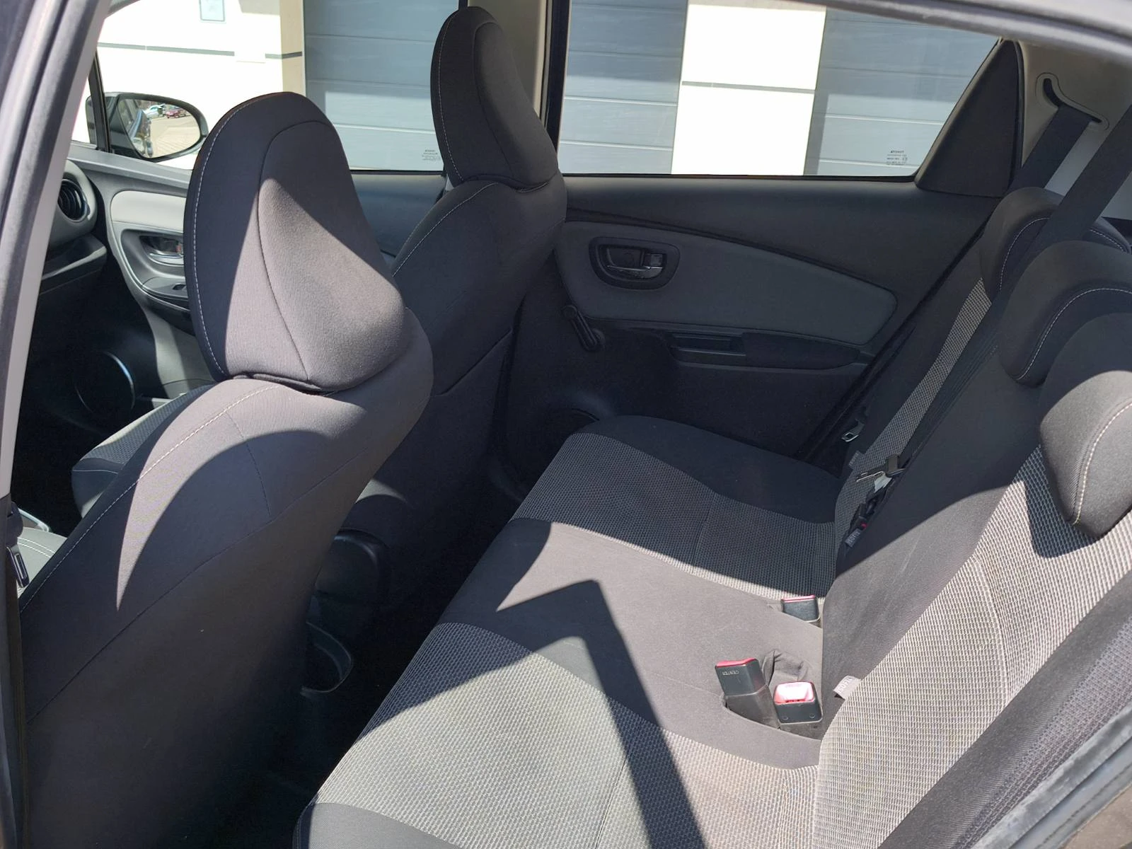 Toyota Yaris 1.5 HYBRID ACTIVE, снимка 11 - Автомобили и джипове - 53607906