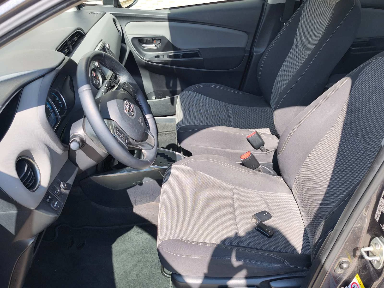 Toyota Yaris 1.5 HYBRID ACTIVE, снимка 4 - Автомобили и джипове - 53607906