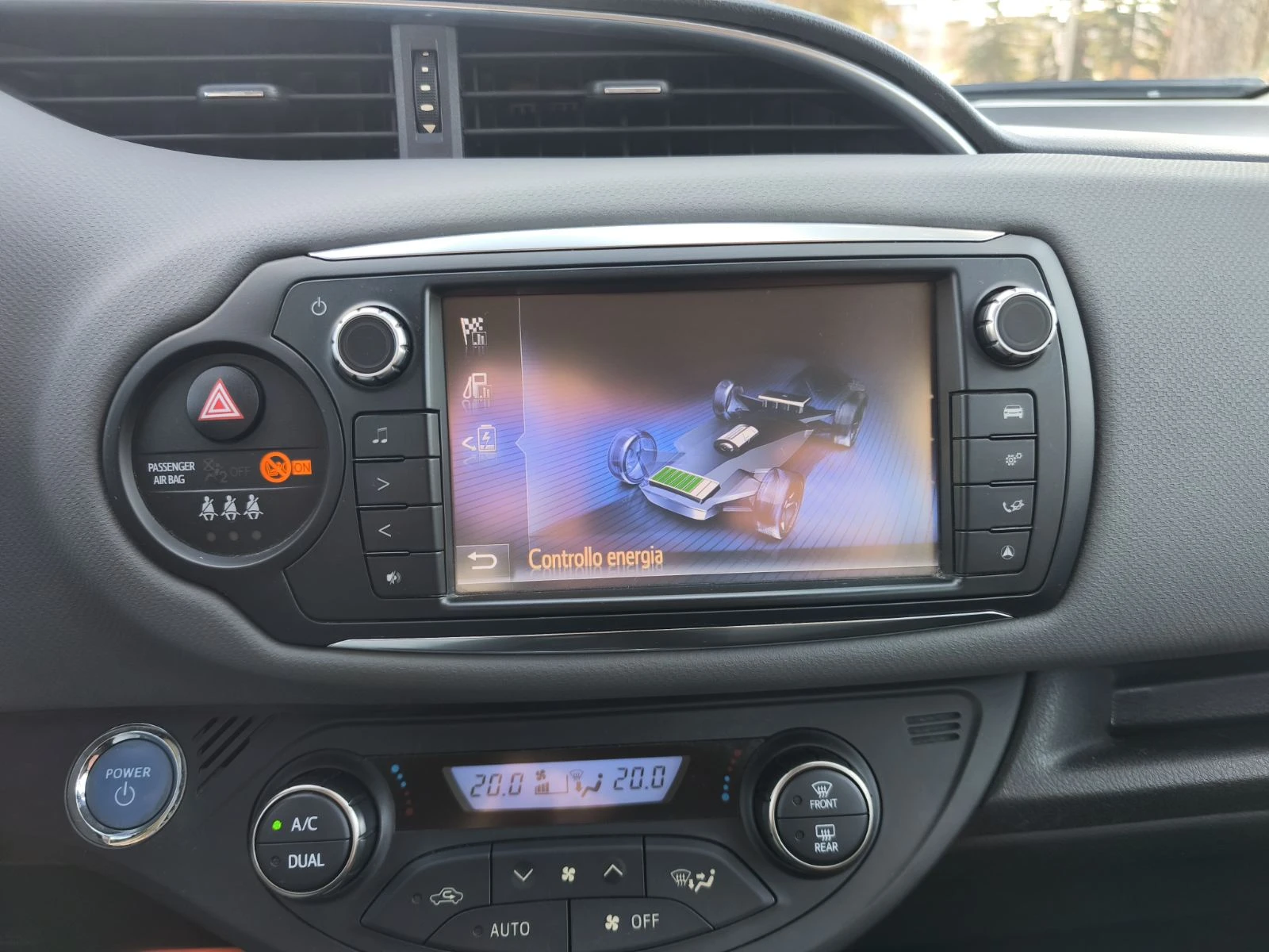 Toyota Yaris 1.5 HYBRID ACTIVE, снимка 8 - Автомобили и джипове - 53607906