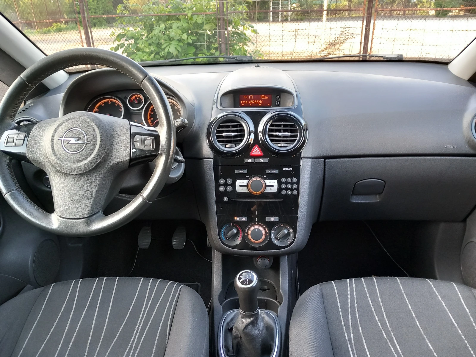 Opel Corsa 1.4i климатик , снимка 9 - Автомобили и джипове - 54622676