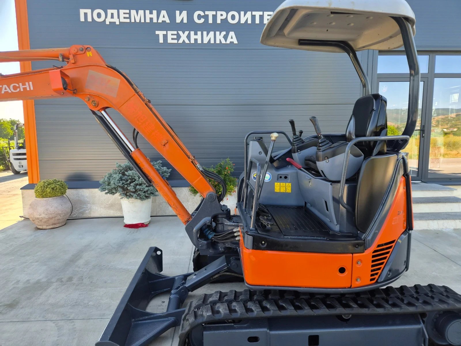 Багер Hitachi ZX30U / 3 тонен / ПЕРФЕКТЕН ТЕХНИЧЕСКИ / НАЛИЧЕН !, снимка 2 - Индустриална техника - 55464854