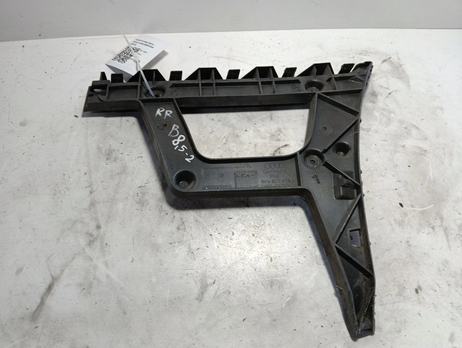 държач за задна броня (десен) комби 8K9807454B Audi A4