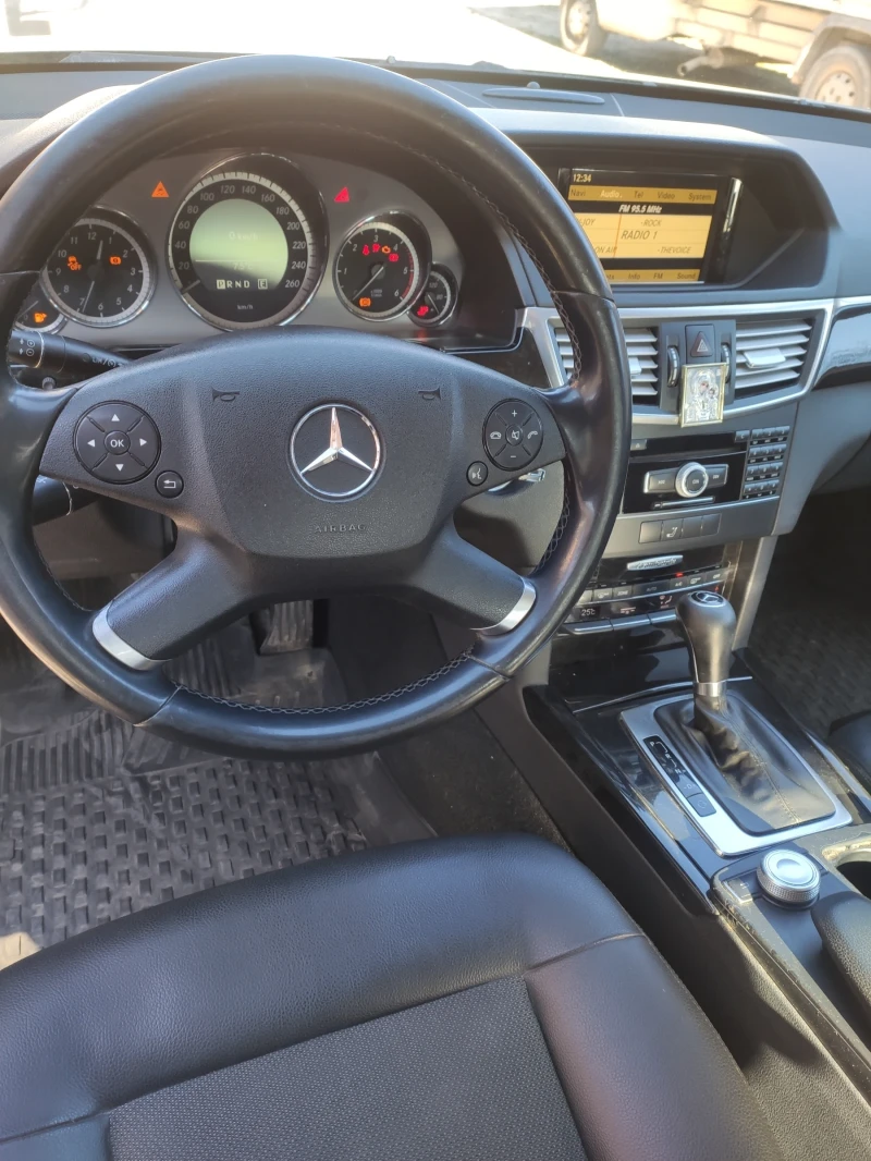 Mercedes-Benz E 220, снимка 6 - Автомобили и джипове - 53067347