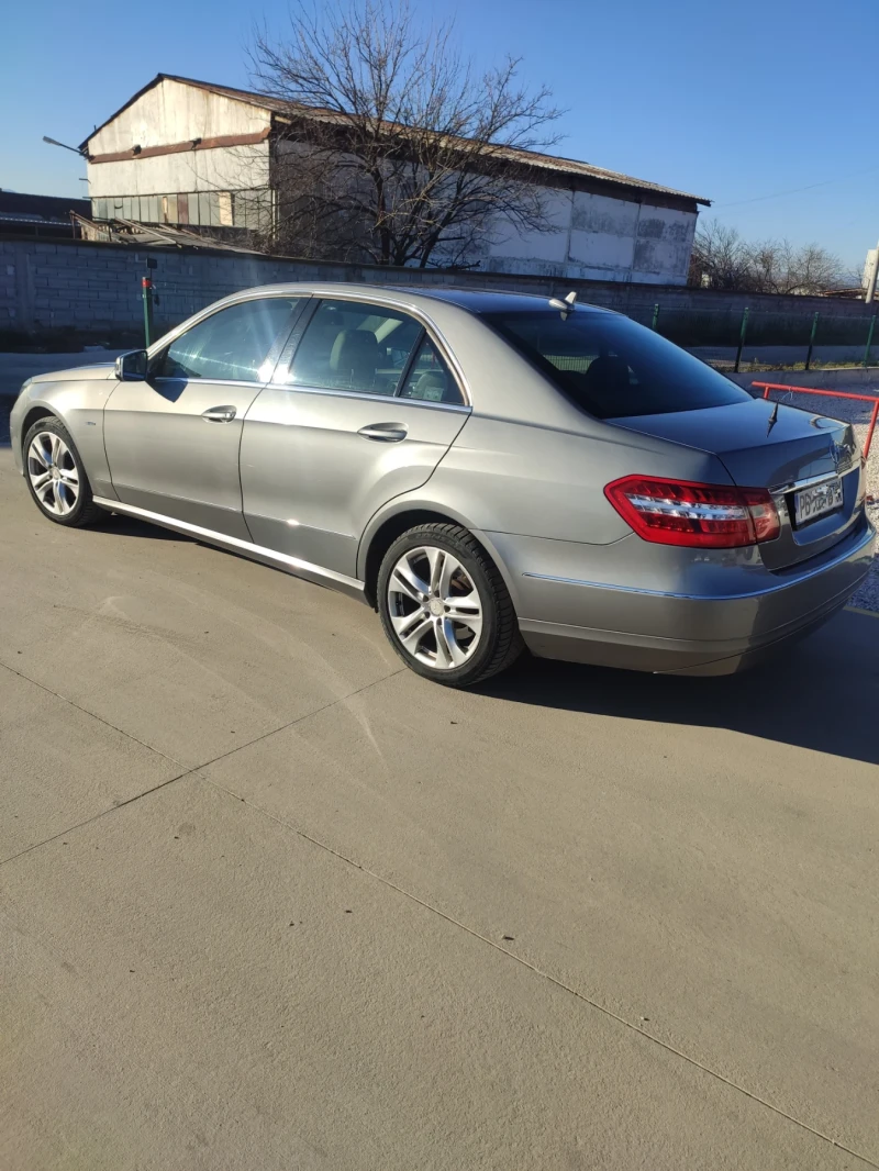 Mercedes-Benz E 220, снимка 4 - Автомобили и джипове - 53067347