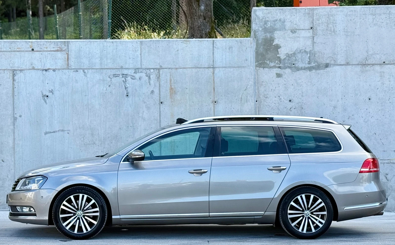 VW Passat 2.0TDi HIGHLINE* DSG* CarPlay* KEYLESS GO* LED, снимка 4 - Автомобили и джипове - 54974758