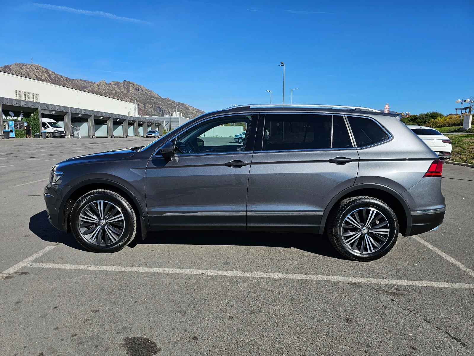 VW Tiguan Allspace R* LANE* 4MOTION* ПАНОРАМА | Mobile.bg — изображение 3