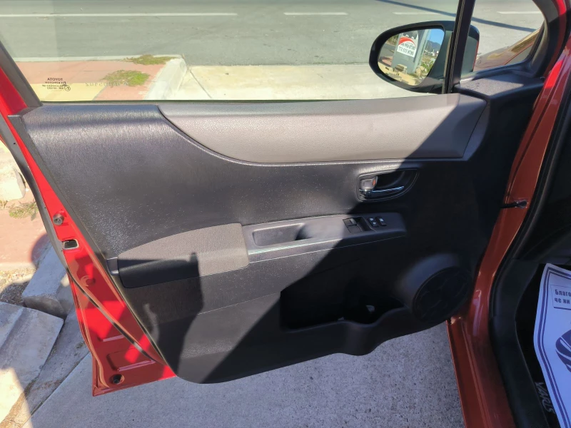 Toyota Yaris 1.3i-6sk-Navi-Kamera-Keyless-Panorama-Euro-5B, снимка 12 - Автомобили и джипове - 51816389