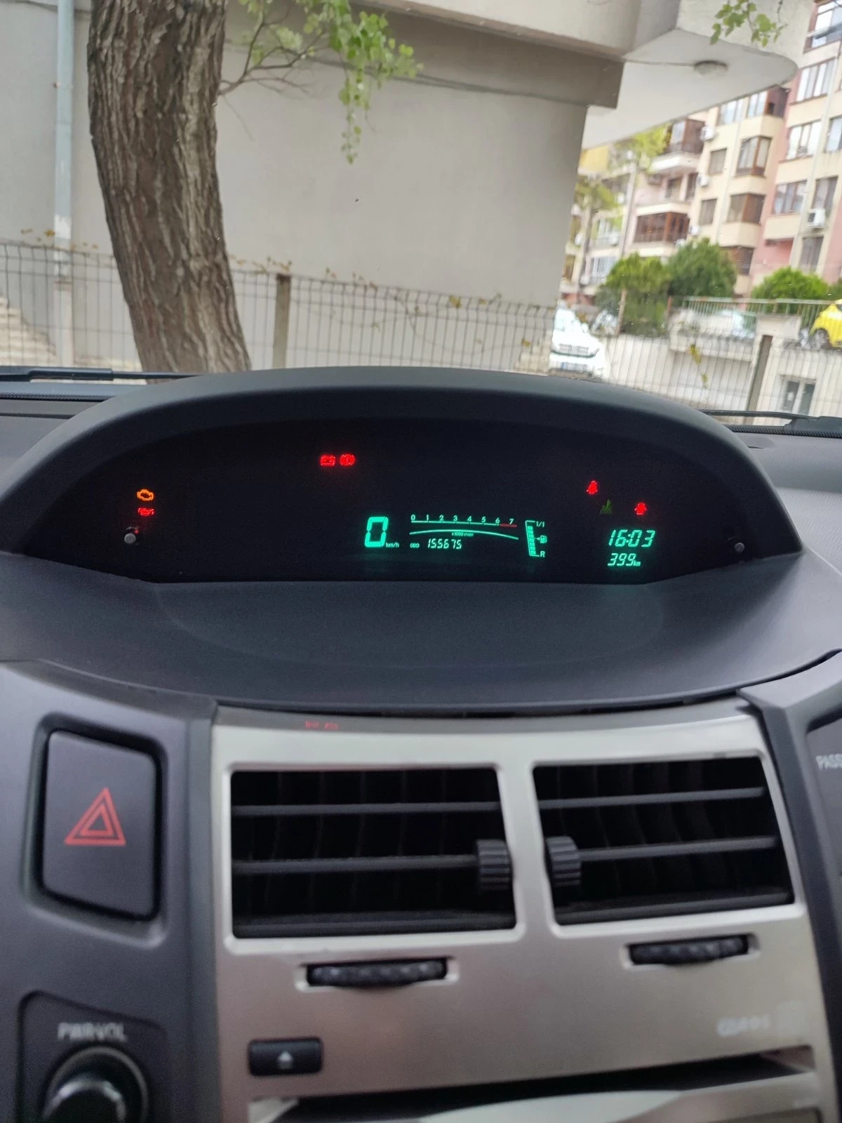 Toyota Yaris 1.0 - изображение 5
