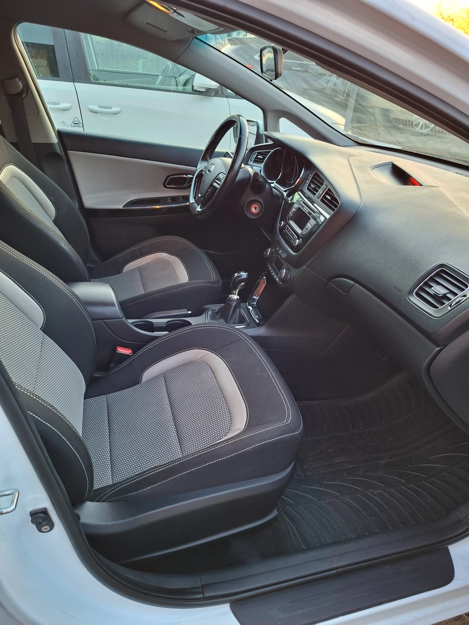 Kia Ceed 1.6crdi, снимка 9 - Автомобили и джипове - 53851169