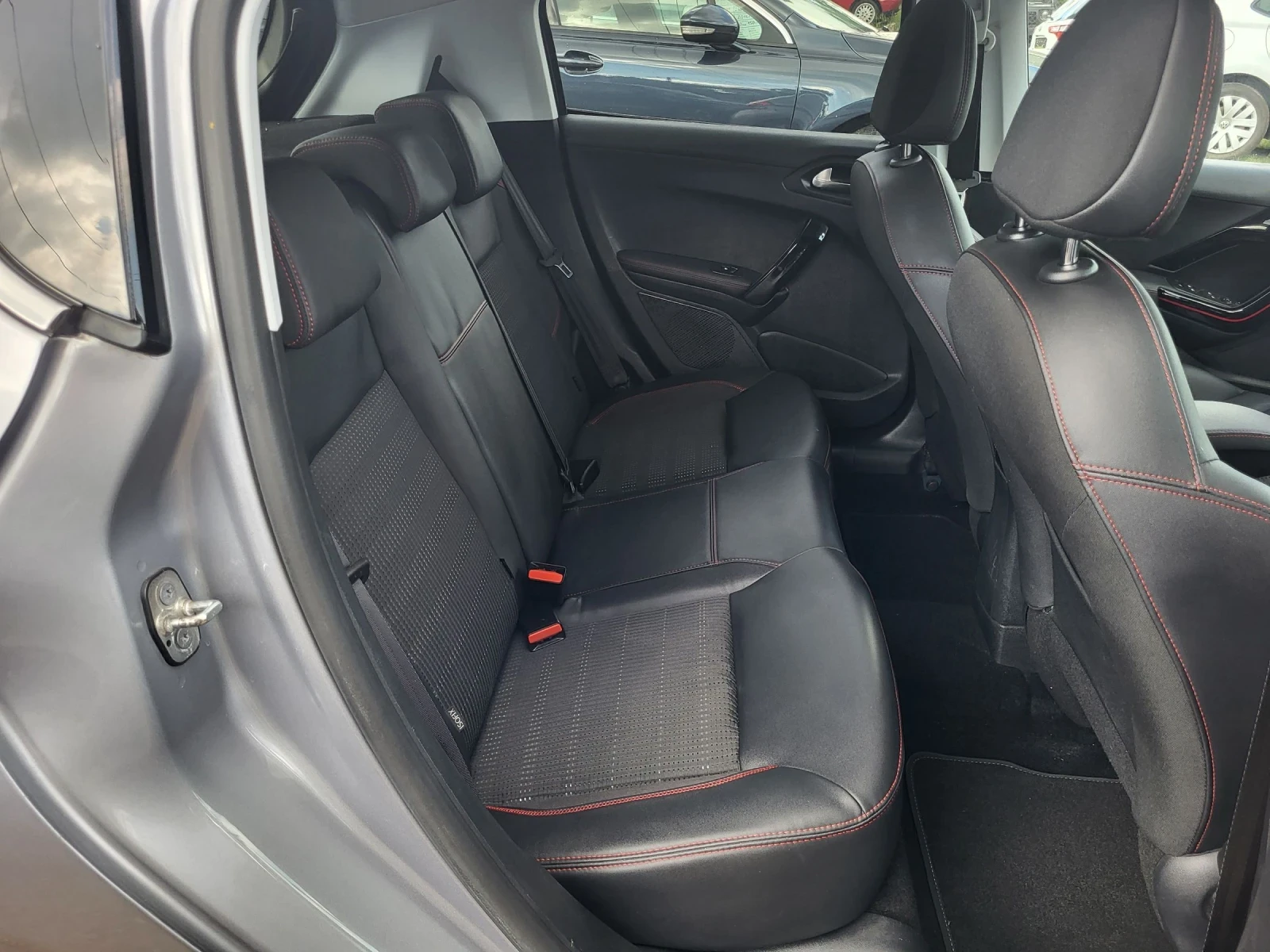 Peugeot 208 GT-Line / 32 000 км. / TOP, снимка 10 - Автомобили и джипове - 54681651