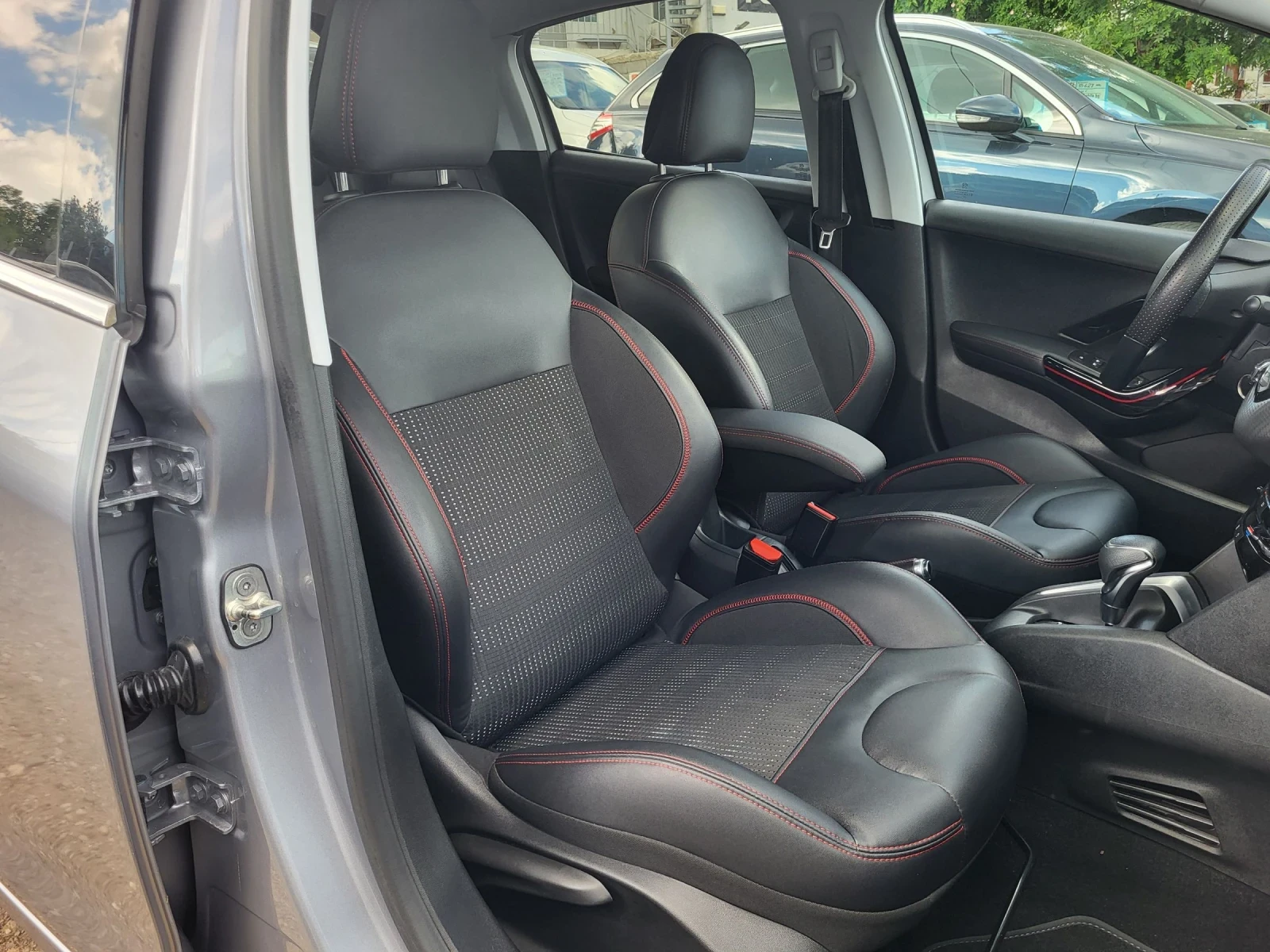 Peugeot 208 GT-Line / 32 000 км. / TOP, снимка 9 - Автомобили и джипове - 54681651