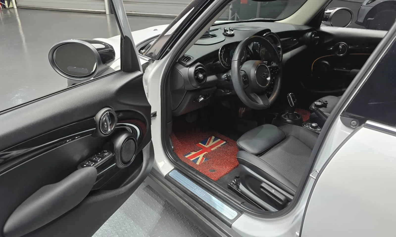 Mini Cooper HEAD-UP * LED * NAVI * КАМЕРА * KEYLESS * CARPLAY , снимка 2 - Автомобили и джипове - 54804664