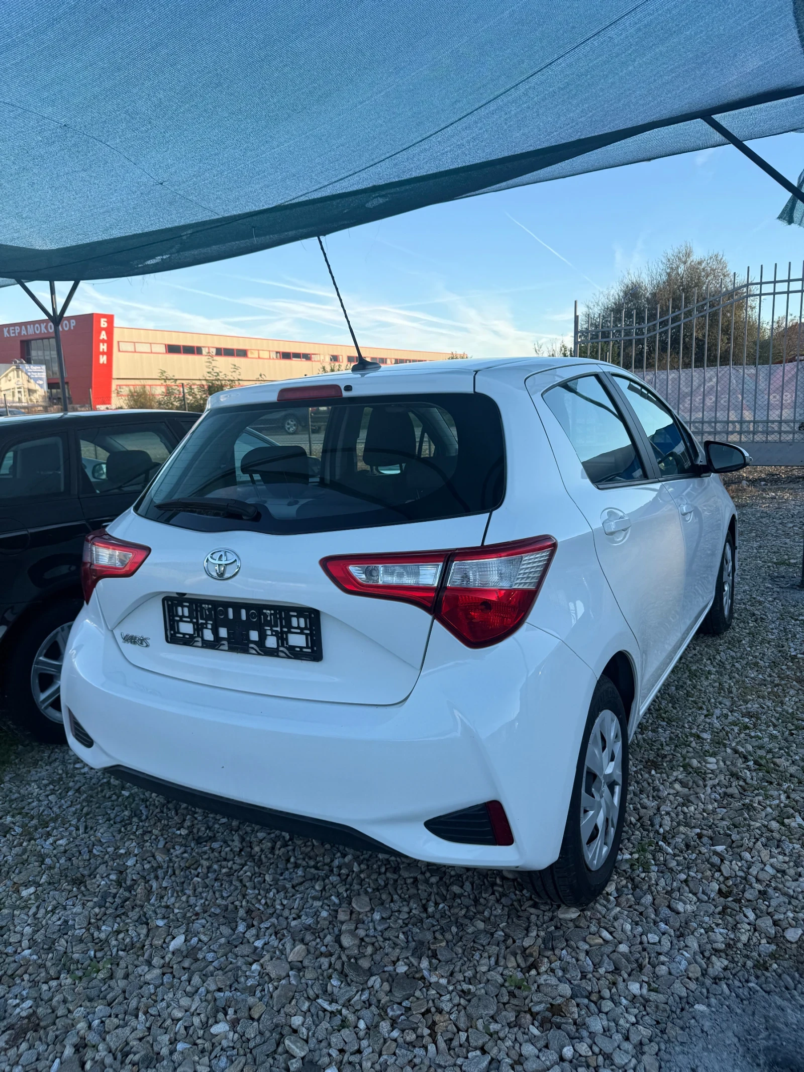Toyota Yaris 1.5VVT* Автомат* ЛИЗИНГ, снимка 4 - Автомобили и джипове - 56692223