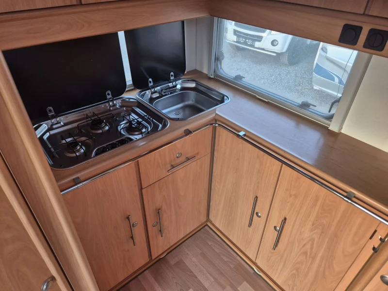 Каравана Burstner 395 EKT МУВЪР , снимка 8 - Каравани и кемпери - 51441433