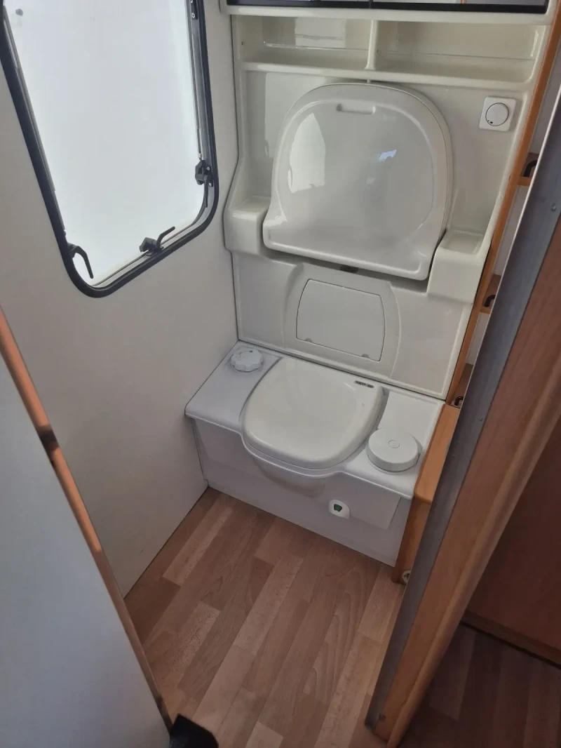 Каравана Burstner 395 EKT МУВЪР , снимка 10 - Каравани и кемпери - 51441433