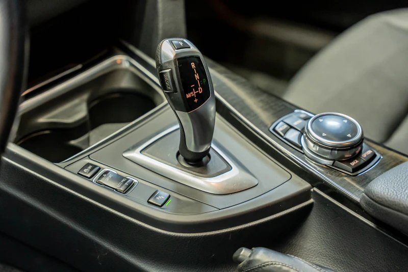 BMW 320 d xDrive, снимка 8 - Автомобили и джипове - 52414452