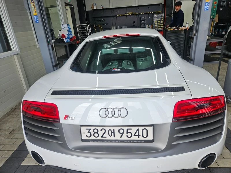 Audi R8 5.2 V10 Coupe| 525к.с., снимка 8 - Автомобили и джипове - 56016045