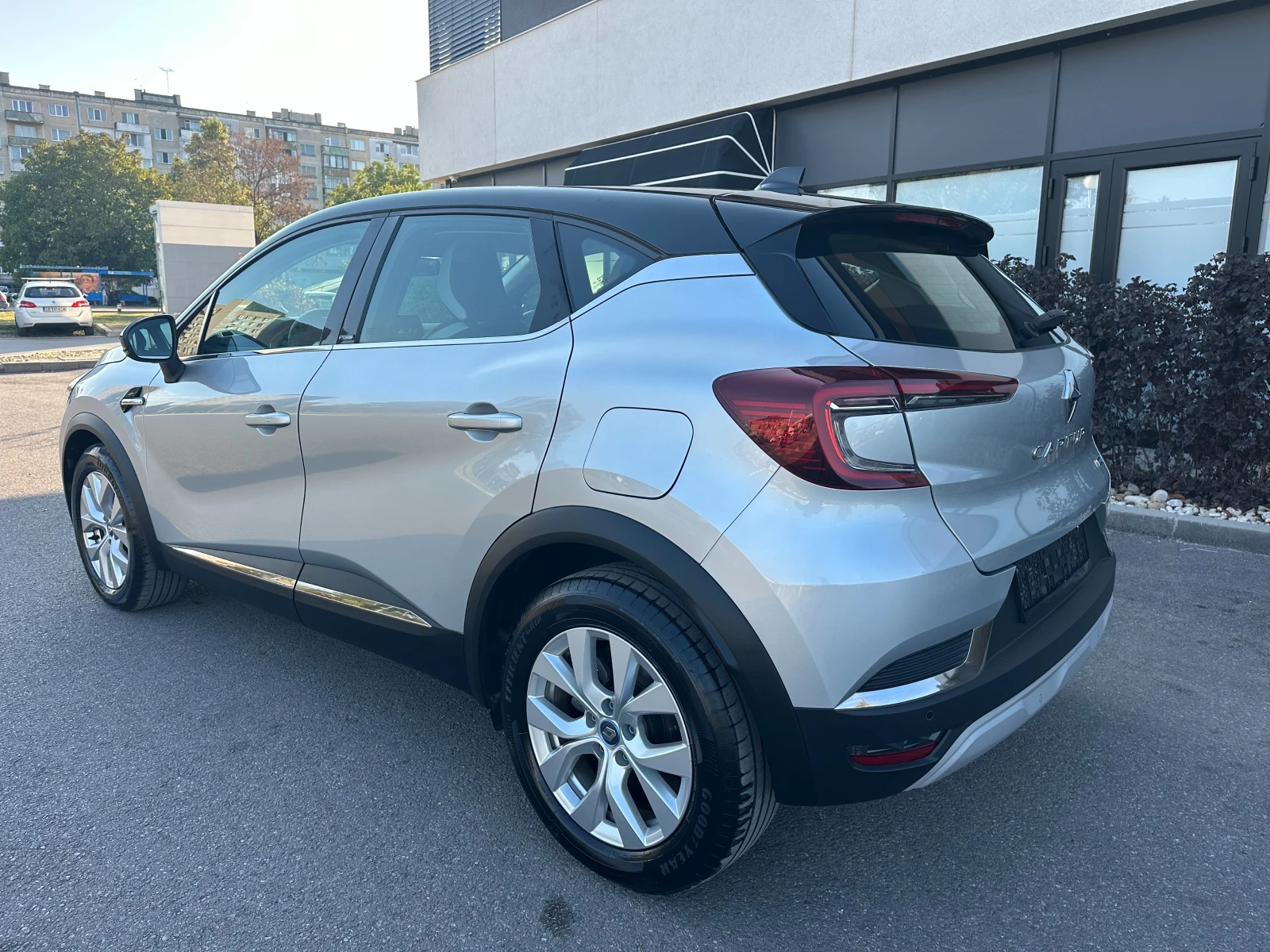 Renault Captur 1.6i* E-TECH PLUG-IN HYBRID* 18000км*  - изображение 6