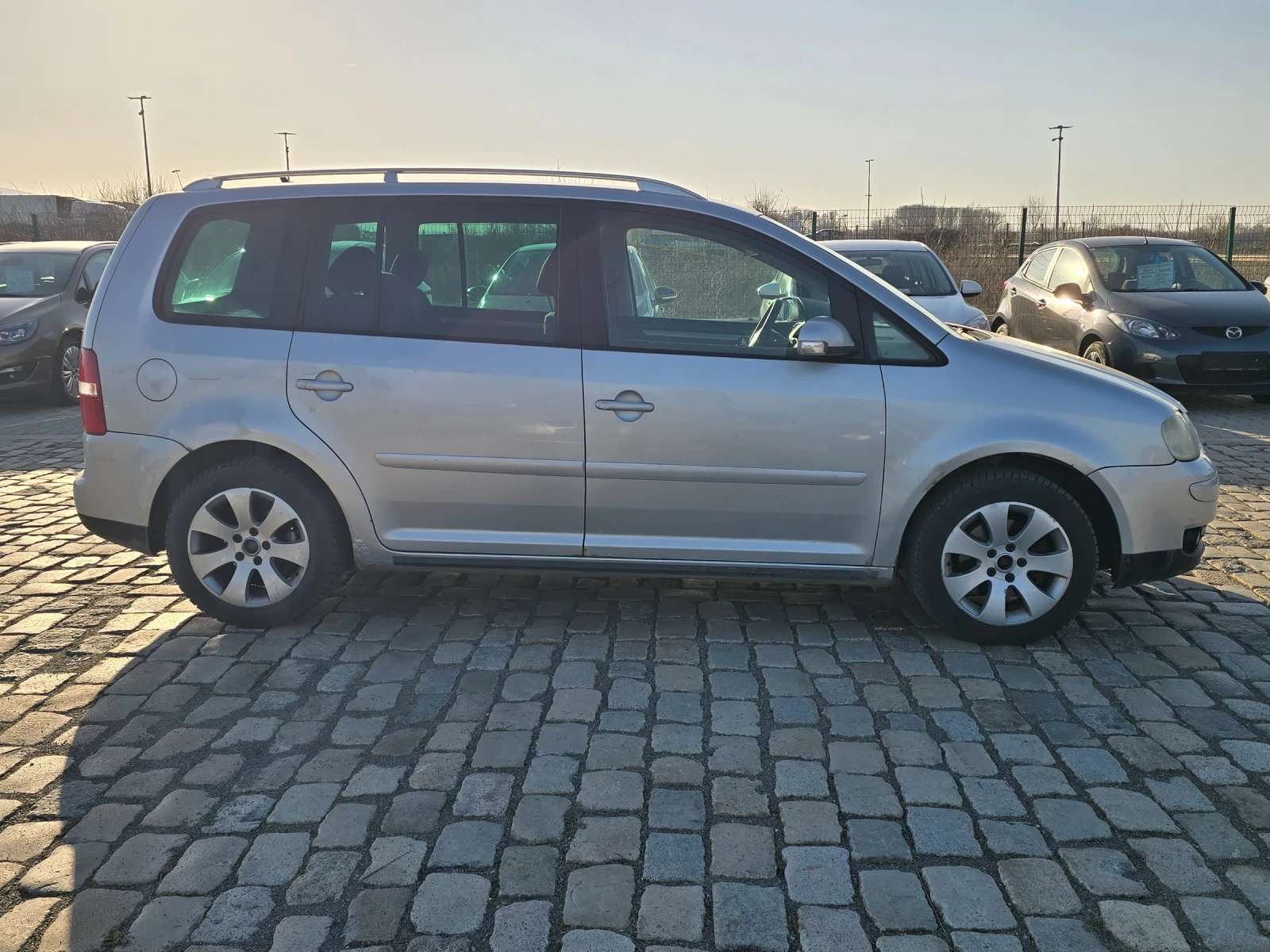 VW Touran 2.0TDI 140кс АВТОМАТИК ВСИЧКО ПЛАТЕНО, снимка 5 - Автомобили и джипове - 53834855