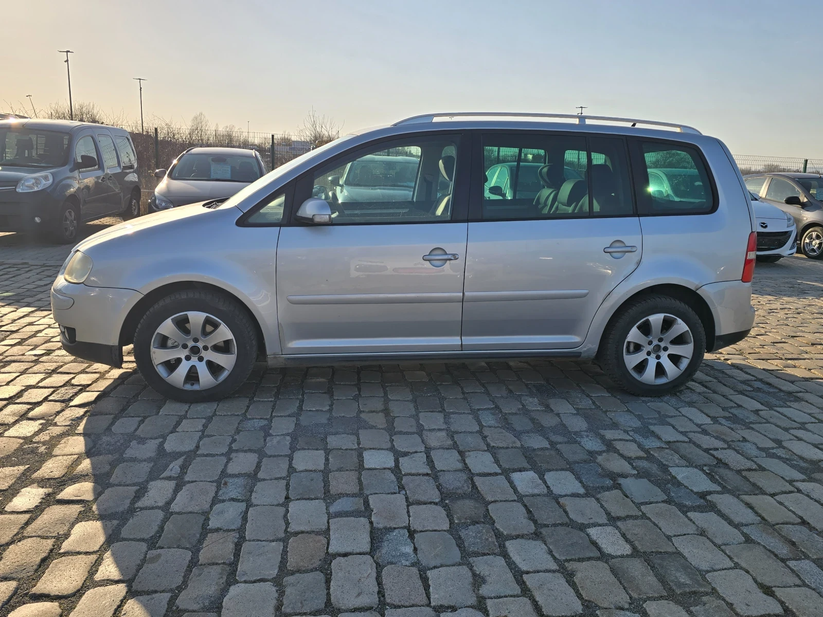 VW Touran 2.0TDI 140кс АВТОМАТИК ВСИЧКО ПЛАТЕНО, снимка 4 - Автомобили и джипове - 53834855