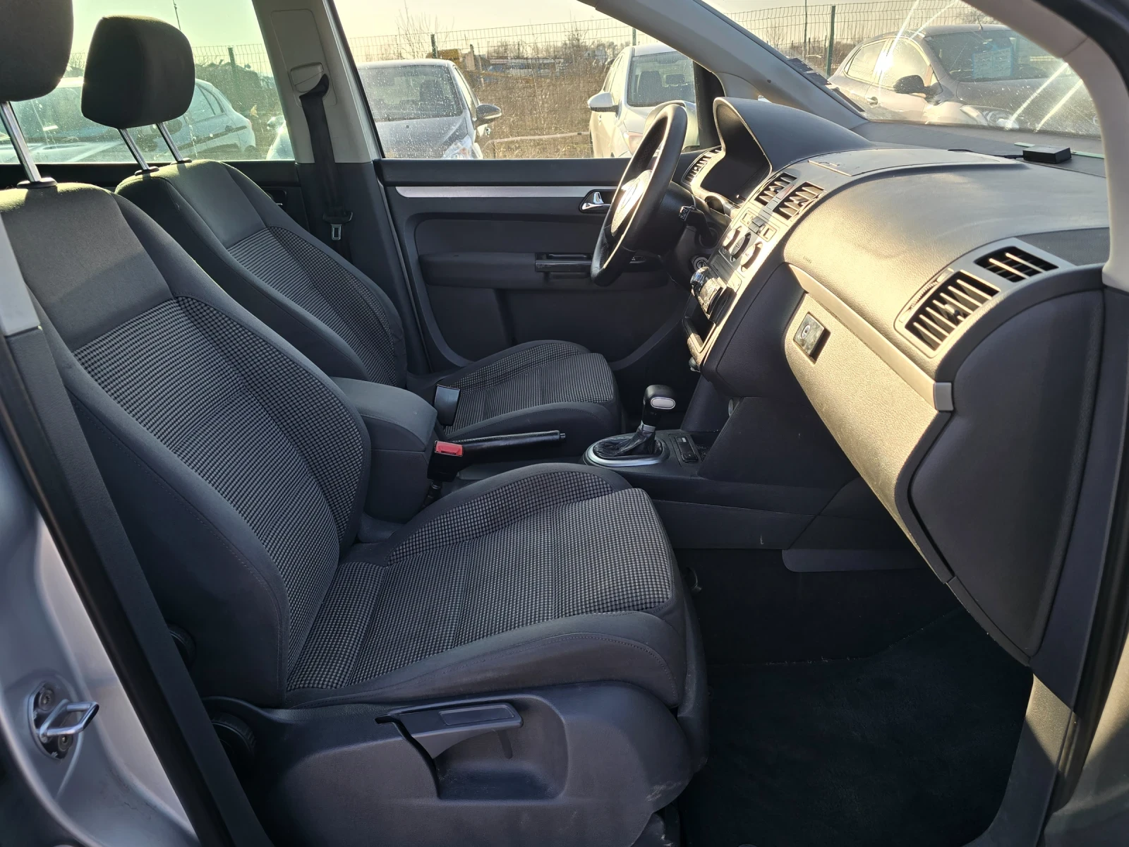 VW Touran 2.0TDI 140кс АВТОМАТИК ВСИЧКО ПЛАТЕНО, снимка 11 - Автомобили и джипове - 53834855